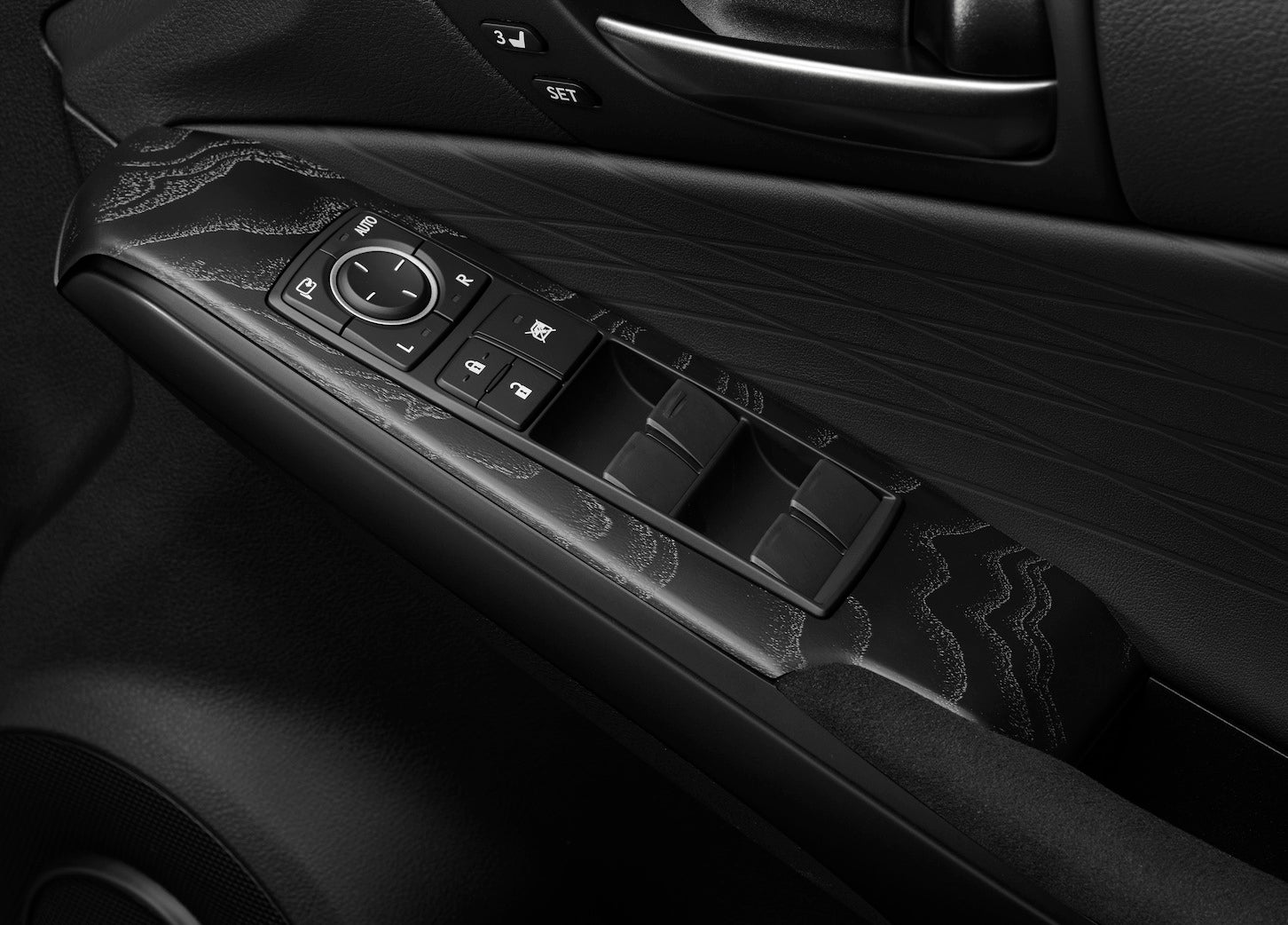 “F SPORT Mode Black IV”専用オーナメントパネル アッシュ（オープンフィニッシュ／銀墨ブラック） ※写真はレクサス IS300