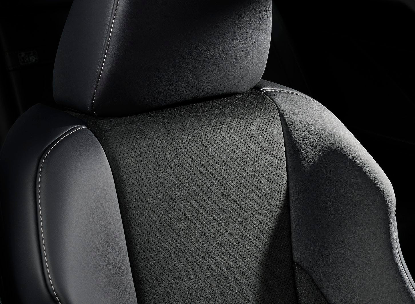 “F SPORT Mode Black IV”専用ウルトラスエード®（ブラック）／L texスポーツシート（運転席ポジションメモリー／運転席・助手席ベンチレーション機能付） ※写真はレクサス IS300