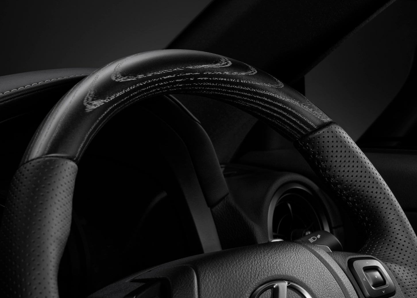 “F SPORT Mode Black IV”専用ディンプル本革ステアリング（パドルシフト付）アッシュ（オープンフィニッシュ／銀墨ブラック） ※写真はレクサス IS300