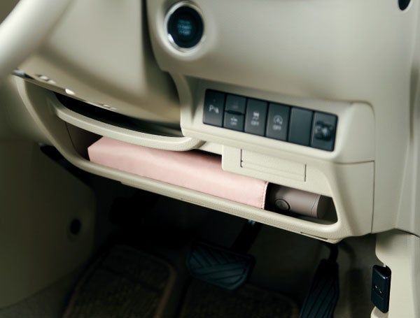 インパネアンダートレー（運転席）
