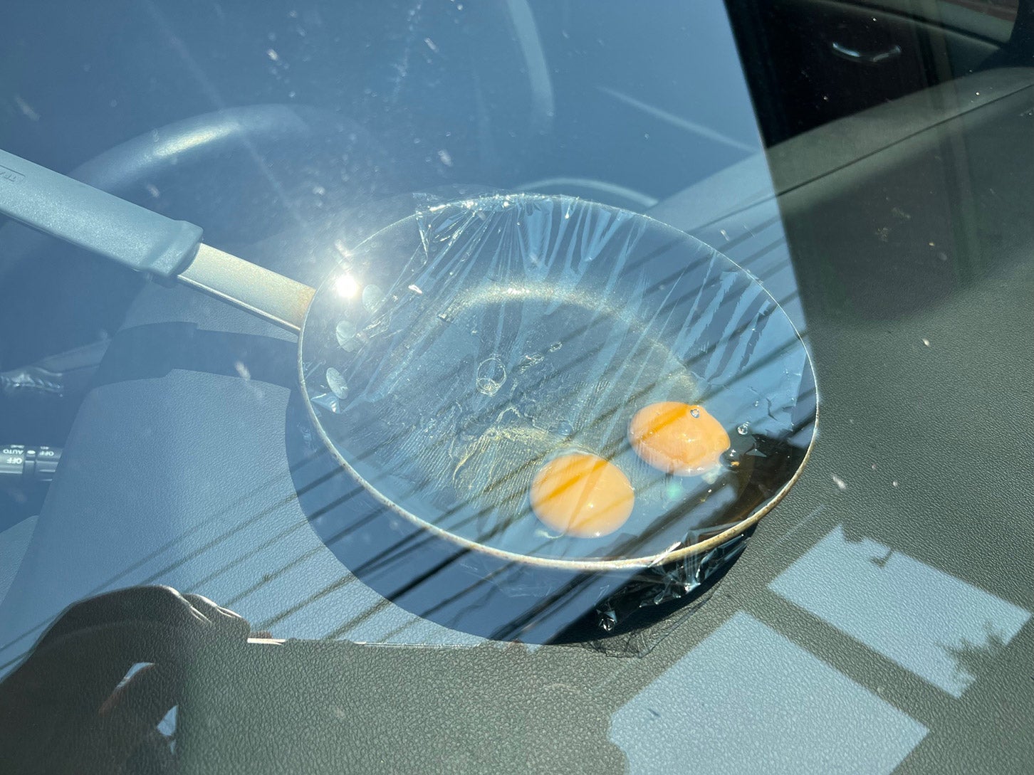 車内のダッシュボード上で卵を放置。