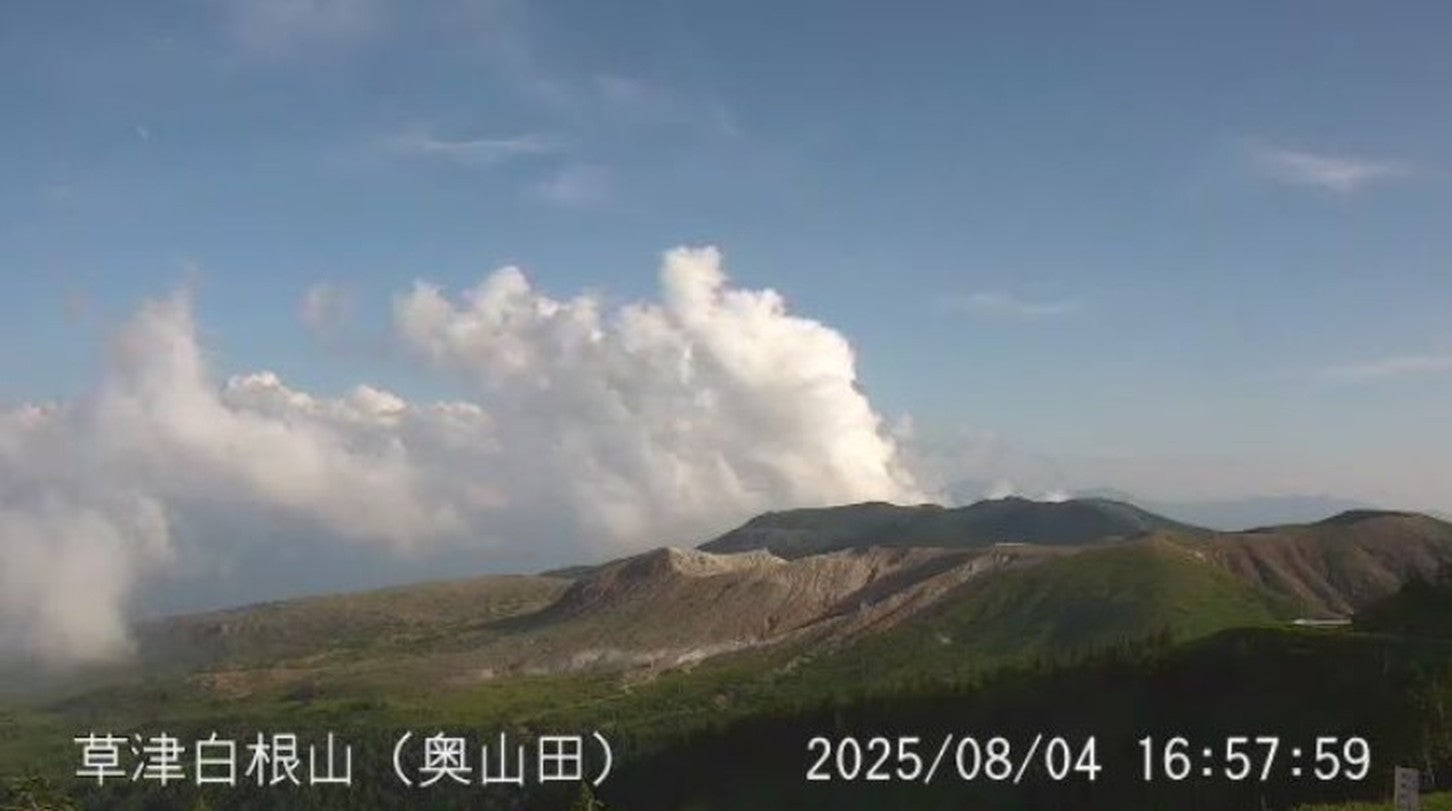 気象庁のライブカメラ（草津白根山 奥山田）。