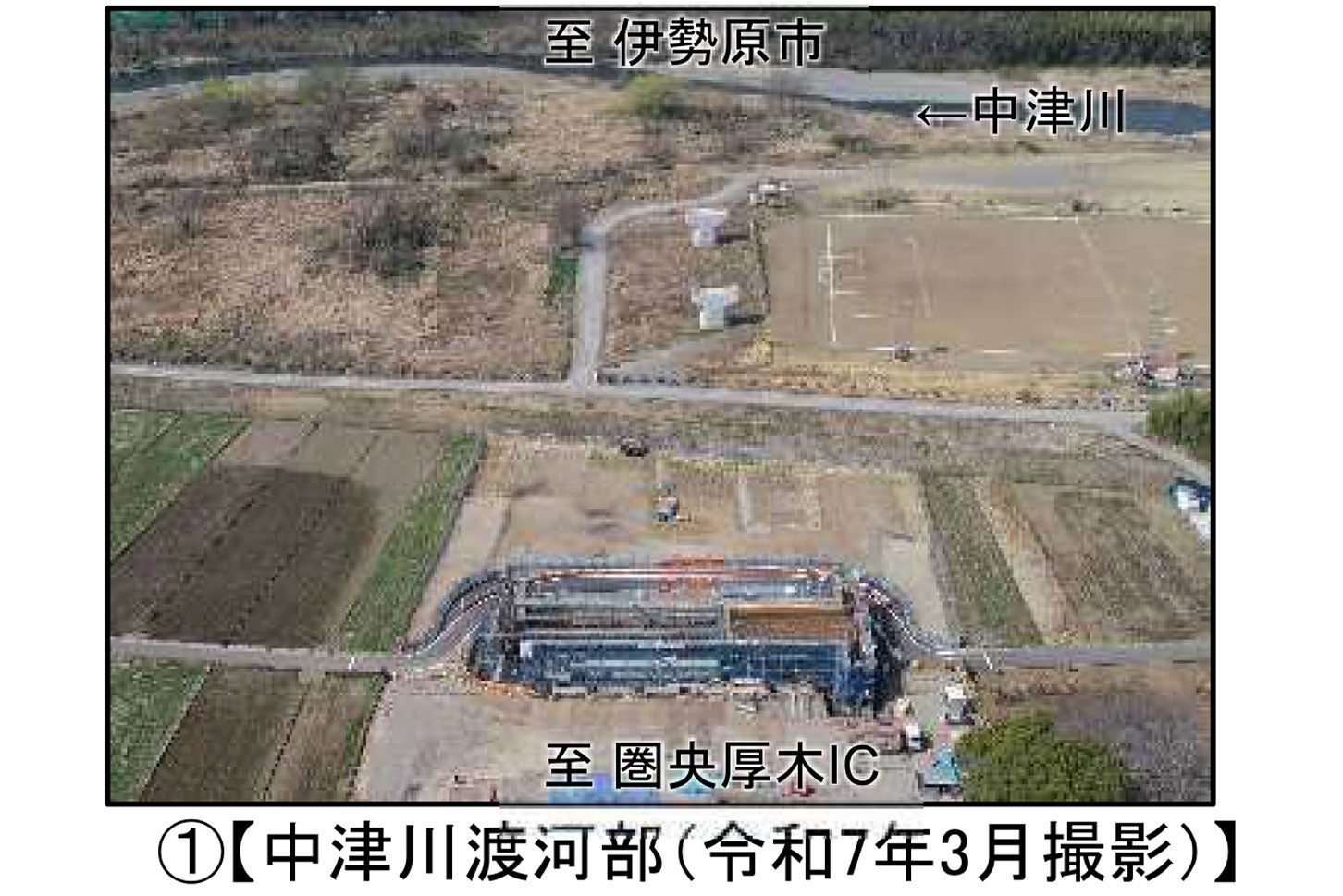 厚木秦野道路の中津川渡河部の様子。
