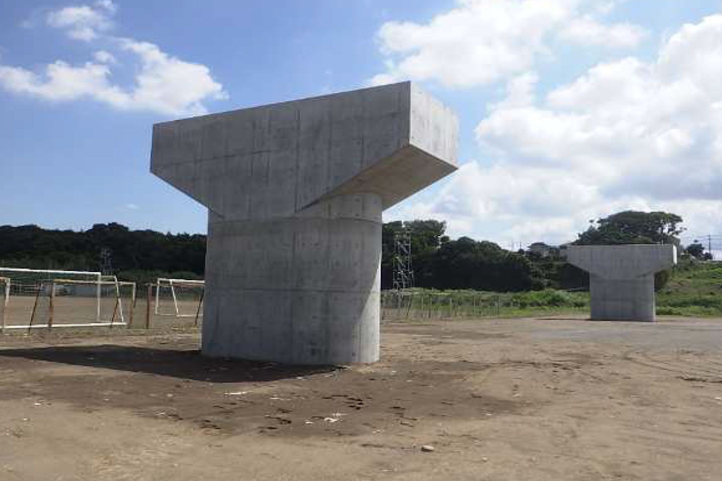 厚木秦野道路の中津川橋下部工事の様子。
