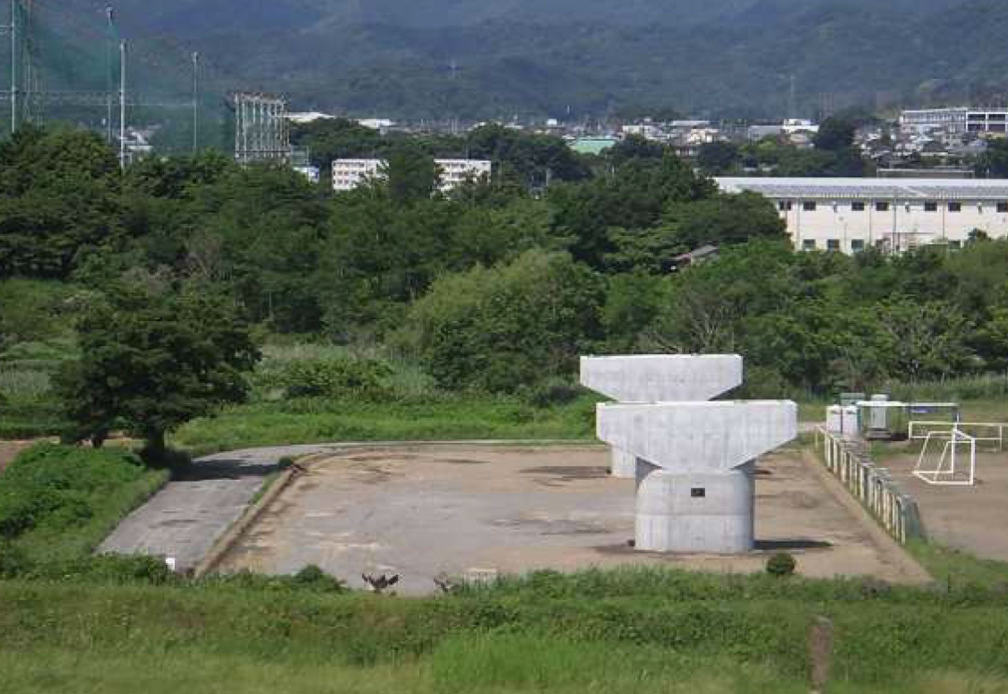 厚木秦野道路の中津川橋下部工事の様子。