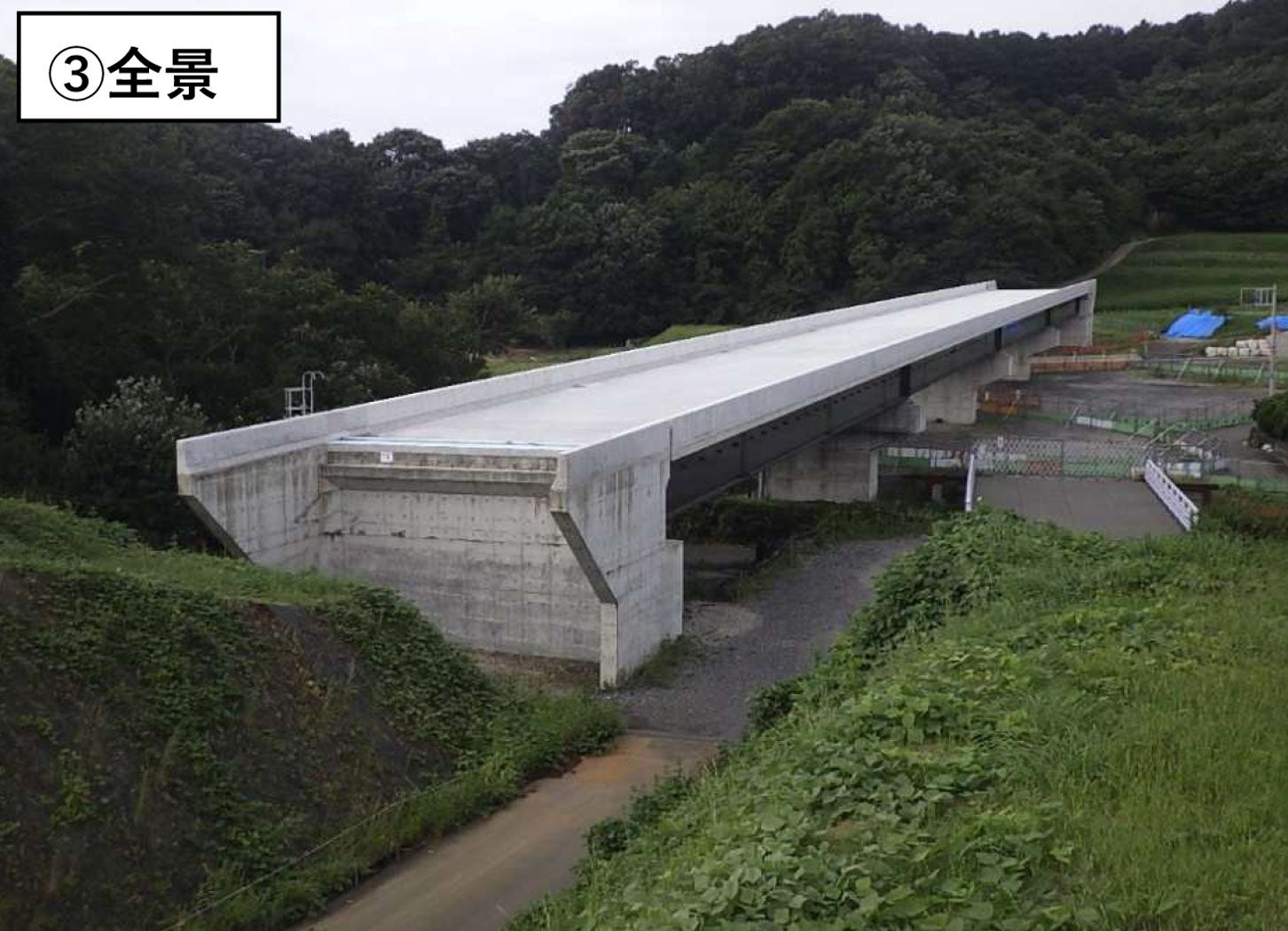 厚木秦野道路 鈴川橋床版工事の様子。