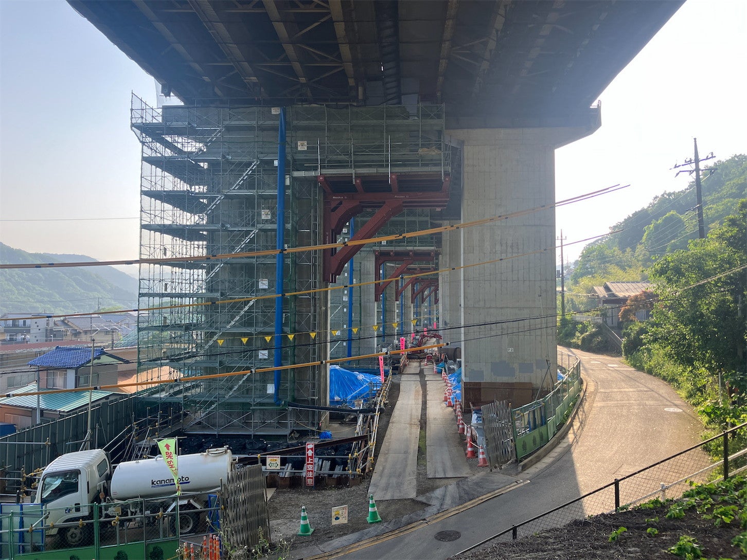 相模湖高架橋（下り）の拡幅工事の様子。