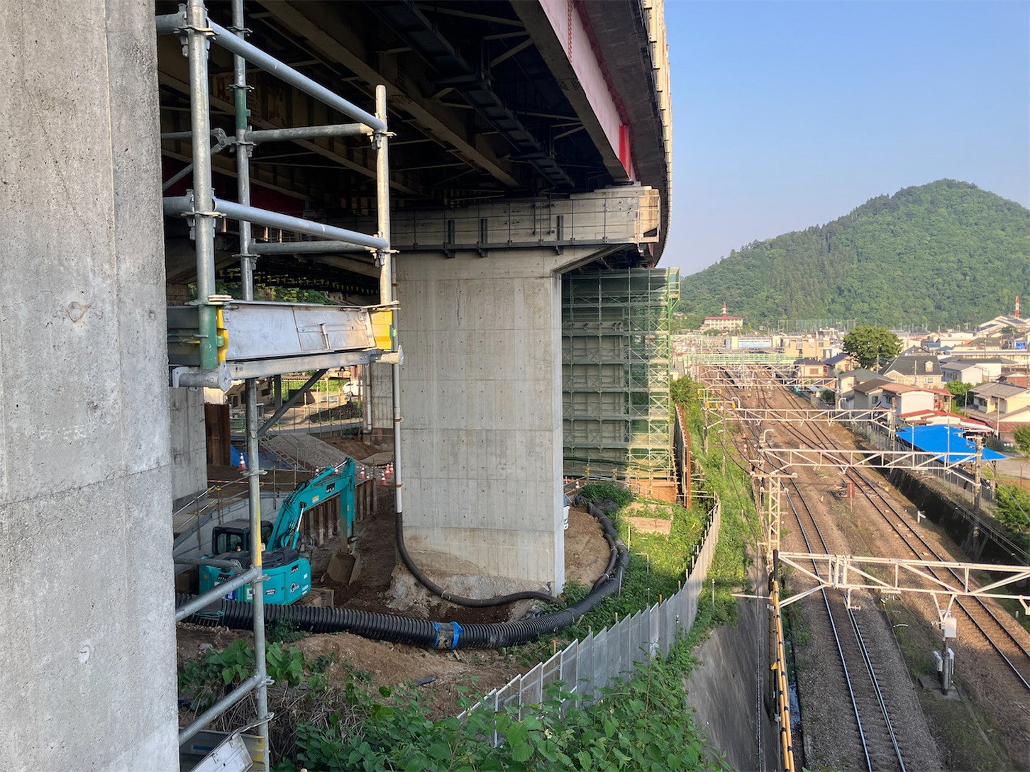 相模湖高架橋（下り）の拡幅工事の様子。