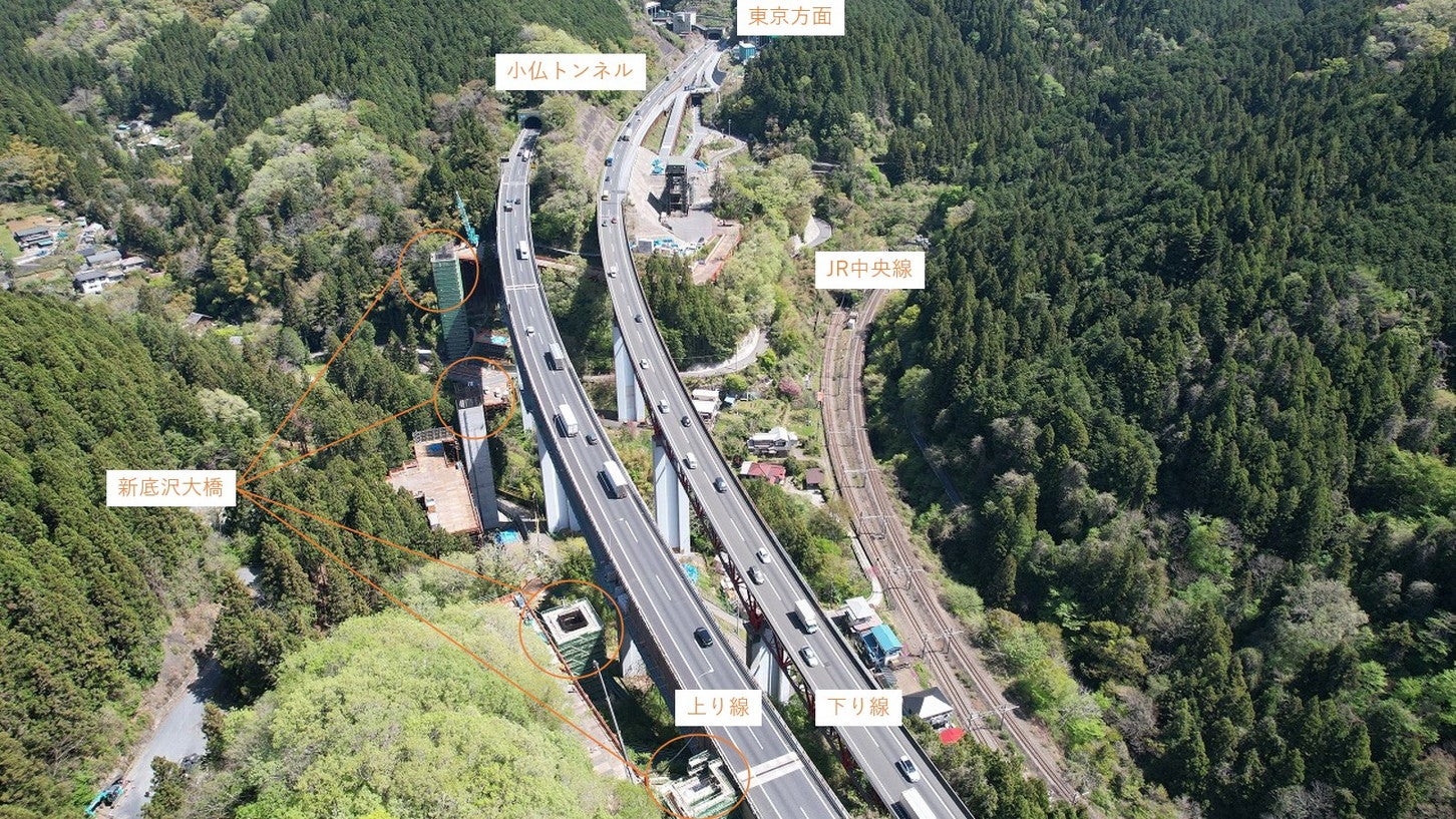山梨方面から新小仏トンネルに通じる新底沢大橋（仮称）では橋脚が建設されている。