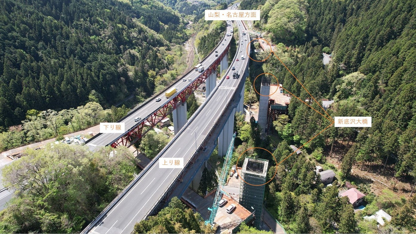 山梨方面から新小仏トンネルに通じる新底沢大橋（仮称）では橋脚が建設されている。