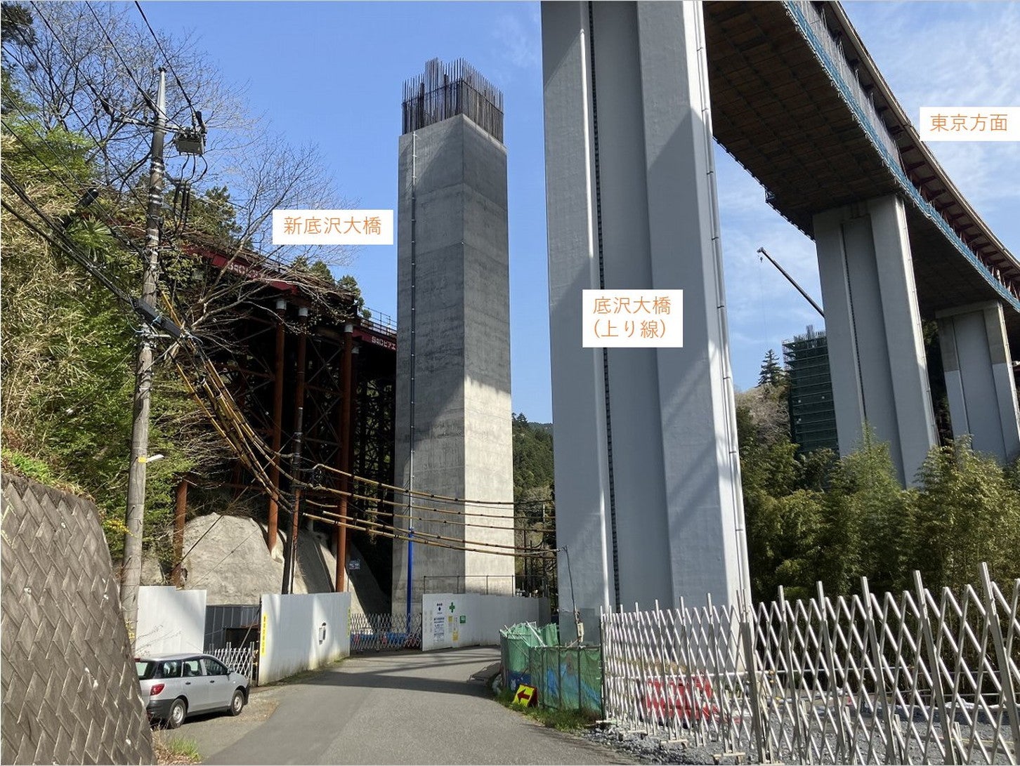 山梨方面から新小仏トンネルに通じる新底沢大橋（仮称）では橋脚が建設されている。