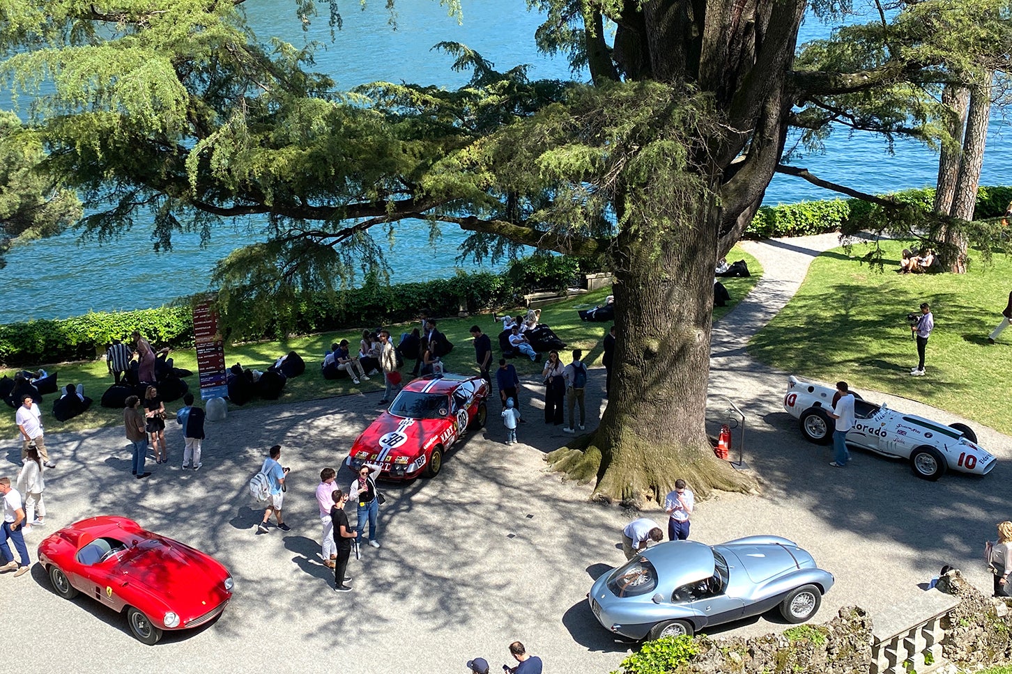 湖畔に設けられた4会場のひとつ、ヴィッラ・グルメッロで。1950〜70年代のレーシングモデルが並ぶ一角。