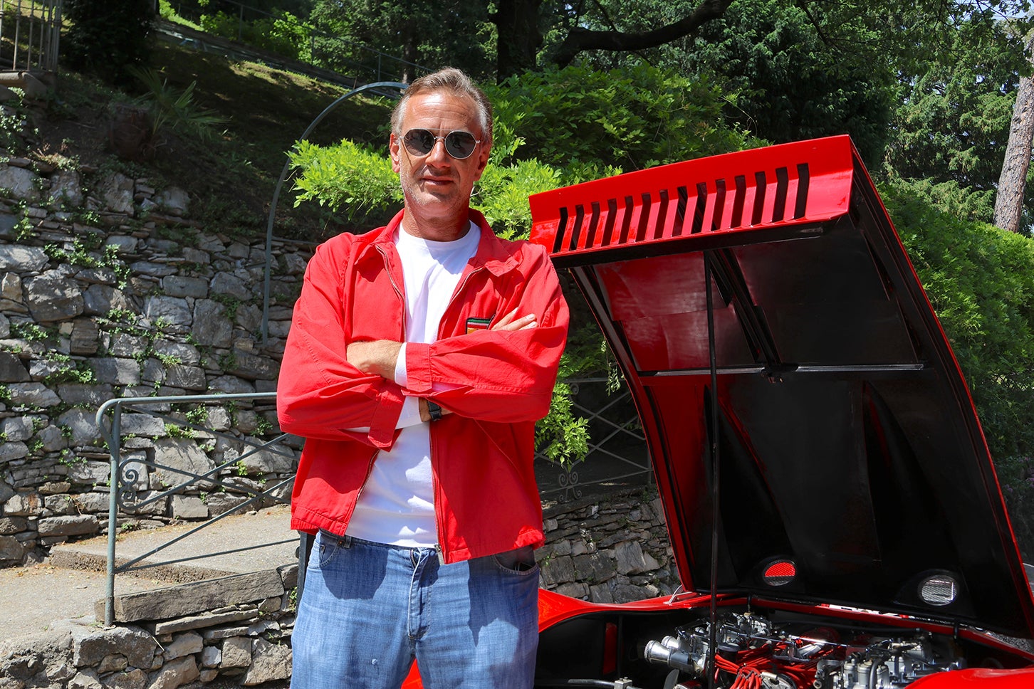 オーガナイザーのグリエルモ・ミアーニ氏。展示車の「ビッザリーニP538」と。