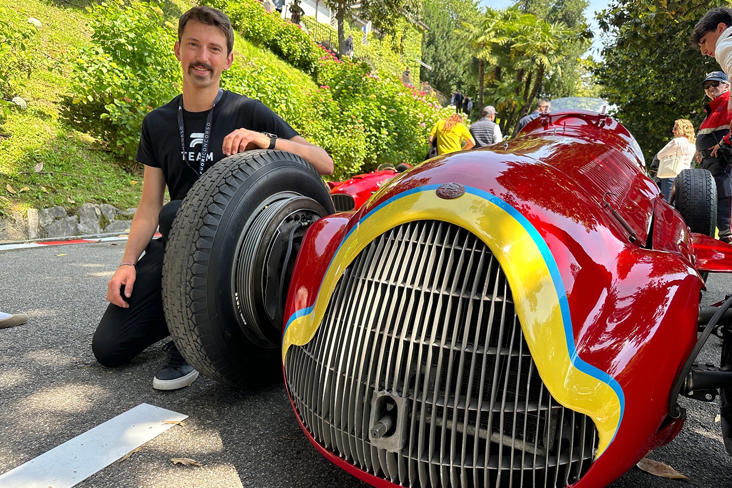 エントランスで最初に来場者を迎えてくれたのは歴代イタリアン・フォーミュラカー。ダルコ・ヴィールさんは27歳。普段はトリノ自動車博物館の修復部門に勤務しているが、毎年フォーリコンコルソで車両解説員を務めている。