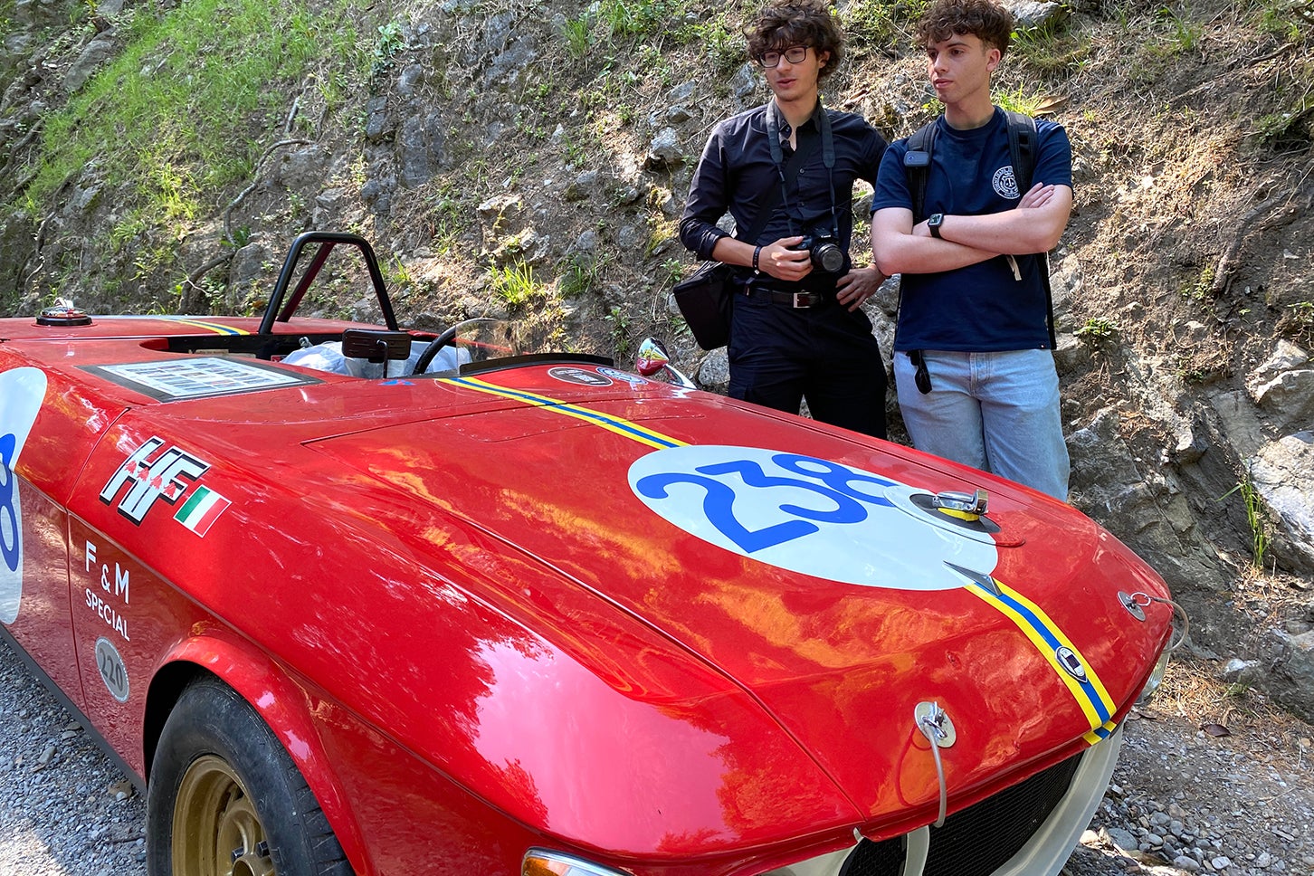 北部ベルガモから来たシモーネさん21歳(左)とロベルトさん 24歳(右)。車両は1969年「ランチア・フルヴィア・スパイダー・スペチアーレHF」。