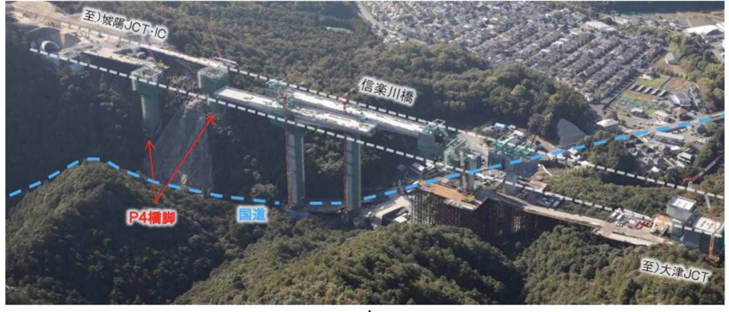 「信楽川橋」（滋賀県）の工事状況。橋梁の土工部を施工中。