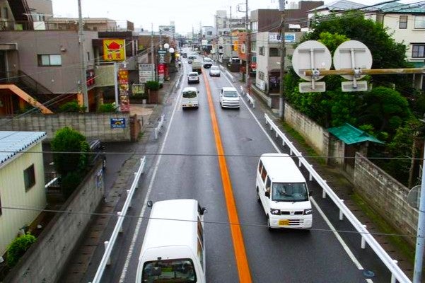 さいたま市内の産業道路は狭い2車線のままだ。拡幅工事が各地で進められている。