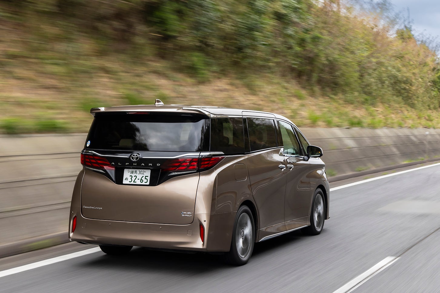 トヨタ アルファード エグゼクティブラウンジ（プラグインハイブリッド）｜Toyota Alphard Executive Lounge（PHEV）
