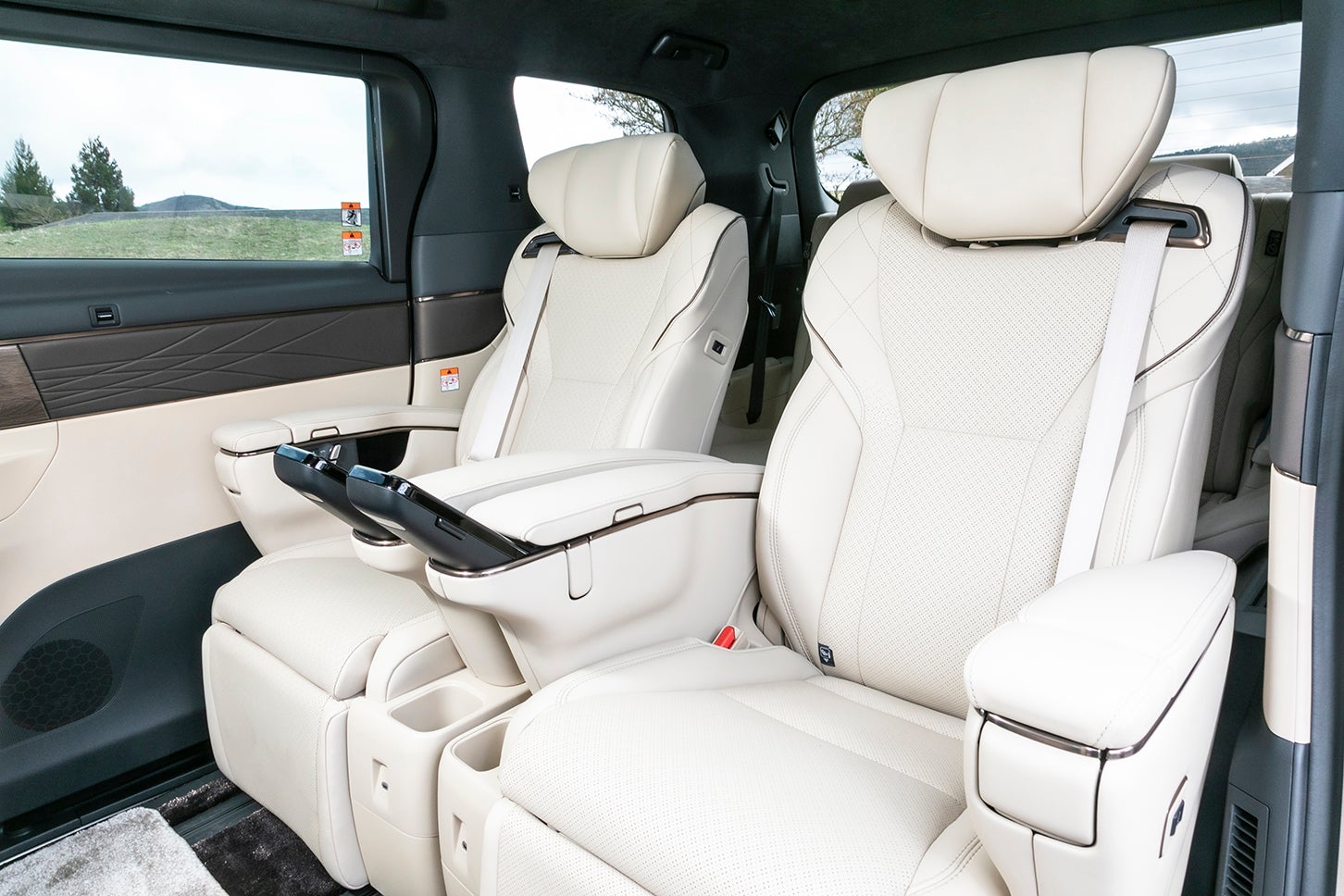 トヨタ アルファード エグゼクティブラウンジ（プラグインハイブリッド）｜Toyota Alphard Executive Lounge（PHEV）