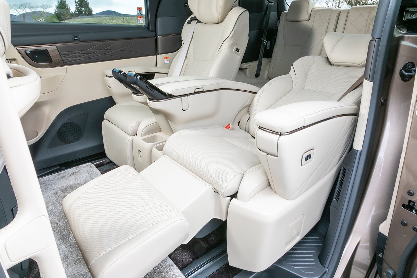 トヨタ アルファード エグゼクティブラウンジ（プラグインハイブリッド）｜Toyota Alphard Executive Lounge（PHEV）