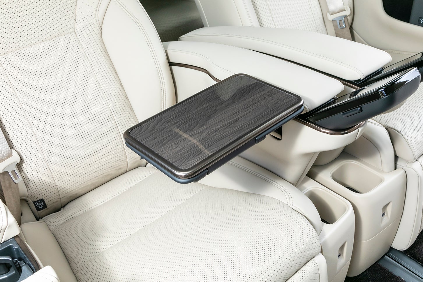 トヨタ アルファード エグゼクティブラウンジ（プラグインハイブリッド）｜Toyota Alphard Executive Lounge（PHEV）