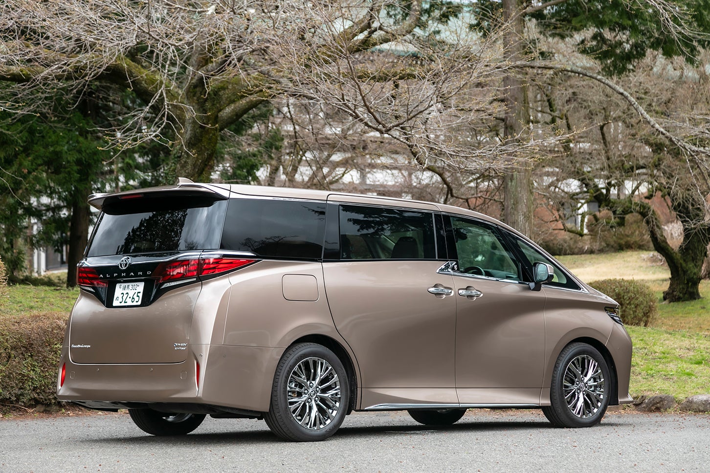 トヨタ アルファード エグゼクティブラウンジ（プラグインハイブリッド）｜Toyota Alphard Executive Lounge（PHEV）