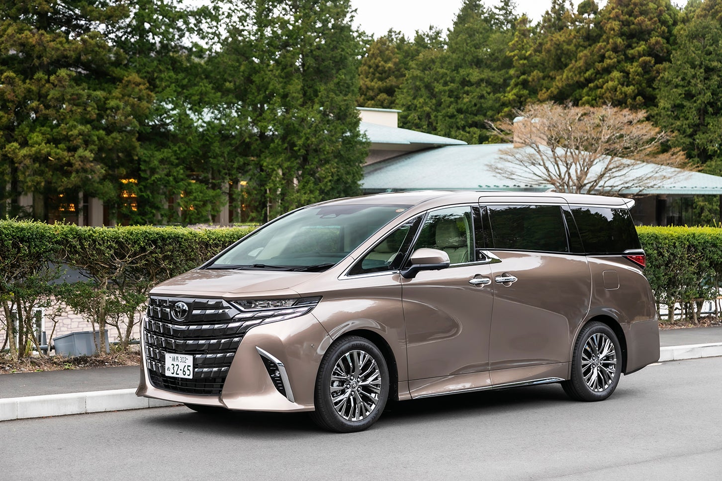 トヨタ アルファード エグゼクティブラウンジ（プラグインハイブリッド）｜Toyota Alphard Executive Lounge（PHEV）