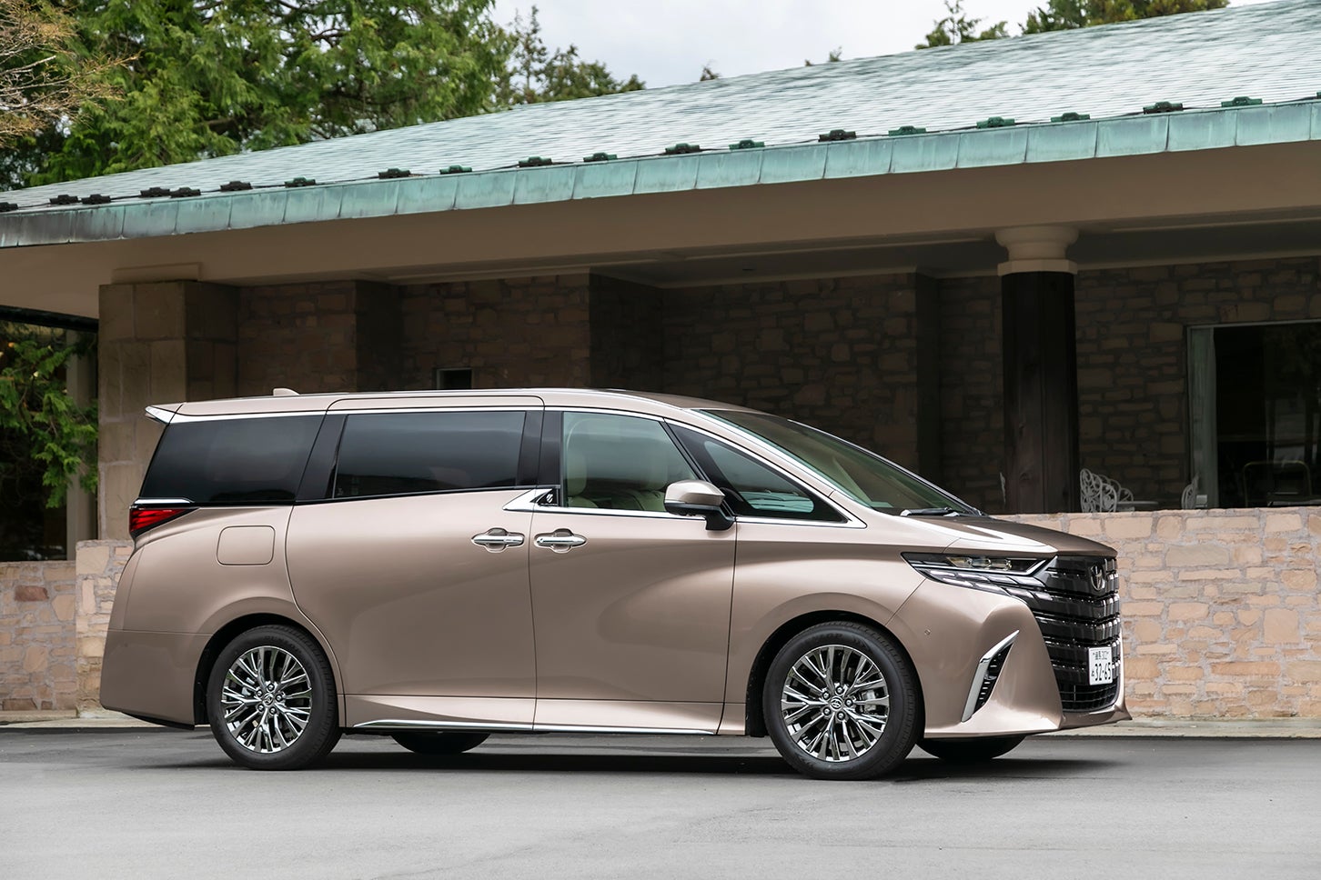 トヨタ アルファード エグゼクティブラウンジ（プラグインハイブリッド）｜Toyota Alphard Executive Lounge（PHEV）