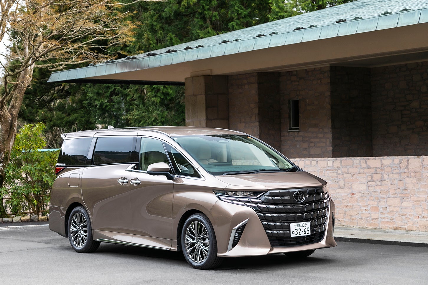 トヨタ アルファード エグゼクティブラウンジ（プラグインハイブリッド）｜Toyota Alphard Executive Lounge（PHEV）