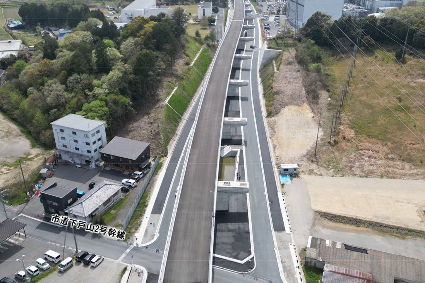 大津能登川長浜線（馬場・上砥山工区）の草津市山寺町付近。2025年4月撮影。