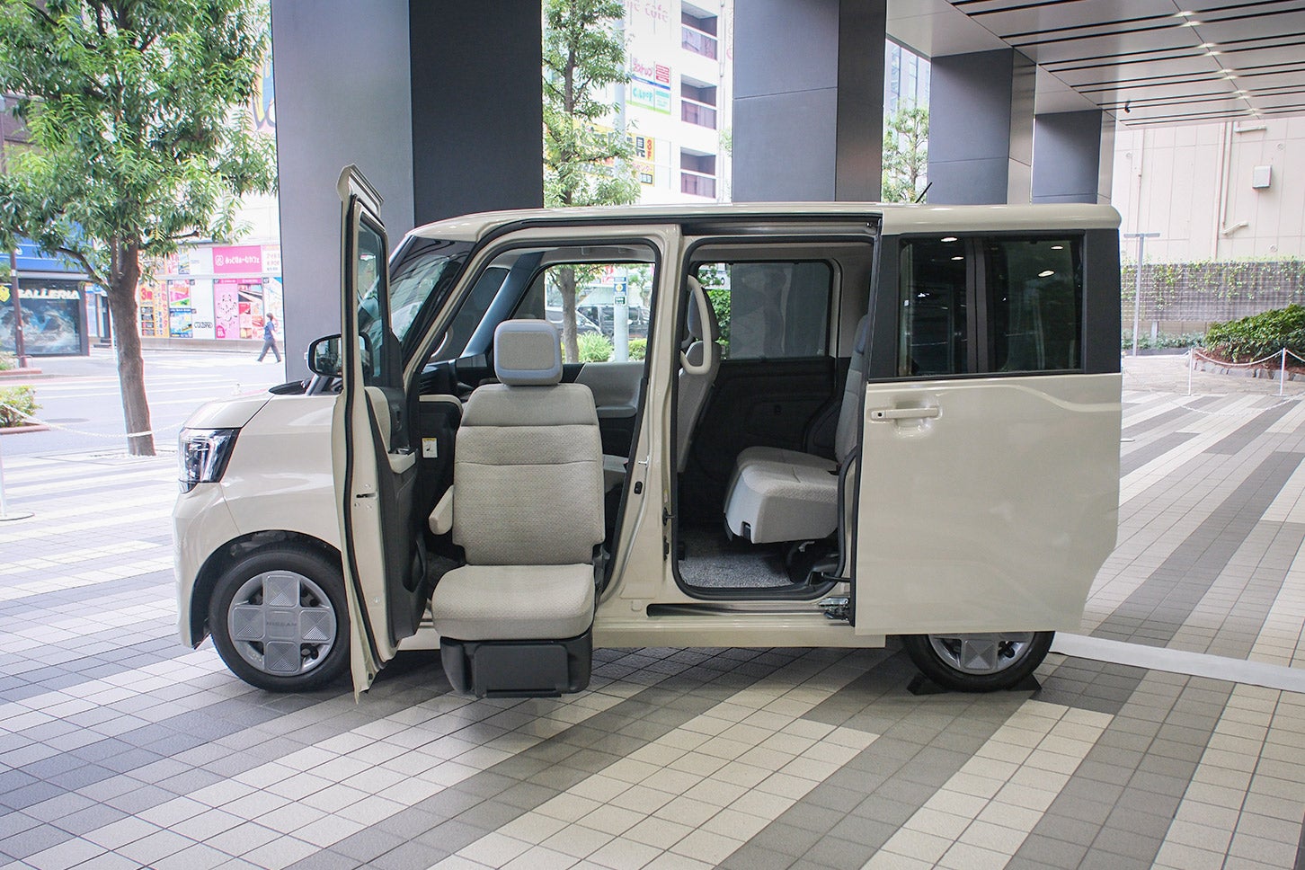 日産ルークス ライフケアビークルに搭載された「助手席スライドアップシート」