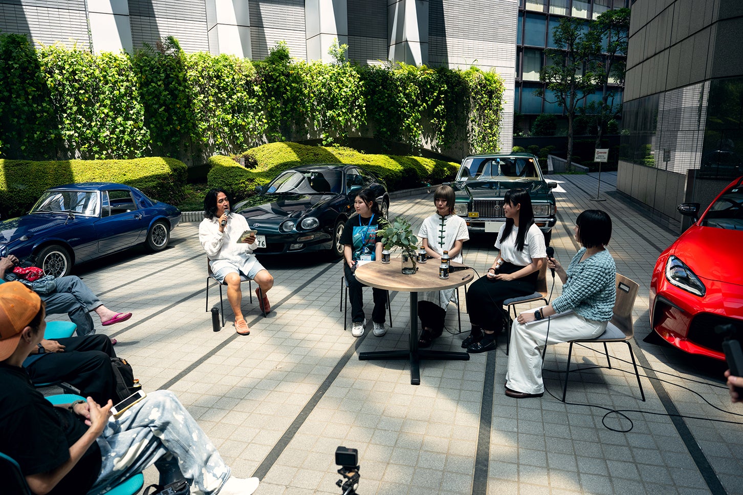 KURU KURA初のリアルイベント「CARS AND COFFEE」では、クルマのある暮らしを楽しむオーナーさんたちを囲んでのトークショーも開催。ベテランモータージャーナリストの嶋田智之さんと、私、瀬イオナがMCを務めさせていただきました。