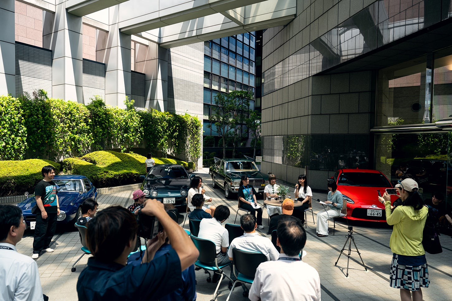 KURU KURA初のリアルイベント「CARS AND COFFEE」では、クルマのある暮らしを楽しむオーナーさんたちを囲んでのトークショーも開催。ベテランモータージャーナリストの嶋田智之さんと、私、瀬イオナがMCを務めさせていただきました。