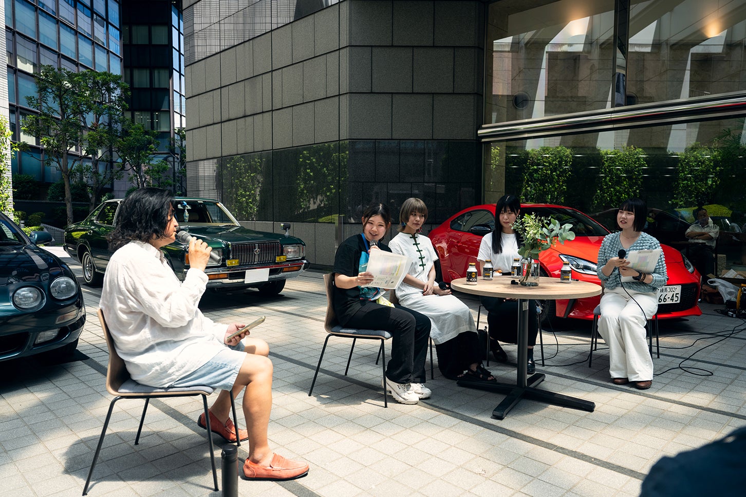 KURU KURA初のリアルイベント「CARS AND COFFEE」では、クルマのある暮らしを楽しむオーナーさんたちを囲んでのトークショーも開催。ベテランモータージャーナリストの嶋田智之さんと、私、瀬イオナがMCを務めさせていただきました。