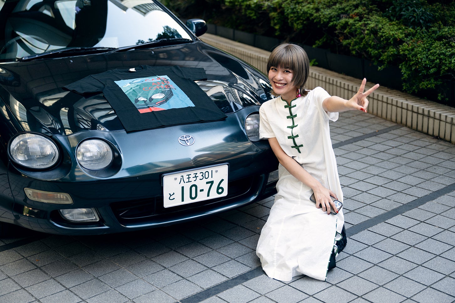 ねぎさんの愛車は1996年式のトヨタ セリカ ST202 SⅢ。エンジンフードにあるのは、ねぎさんがデザインしたスタッフ用Tシャツ。