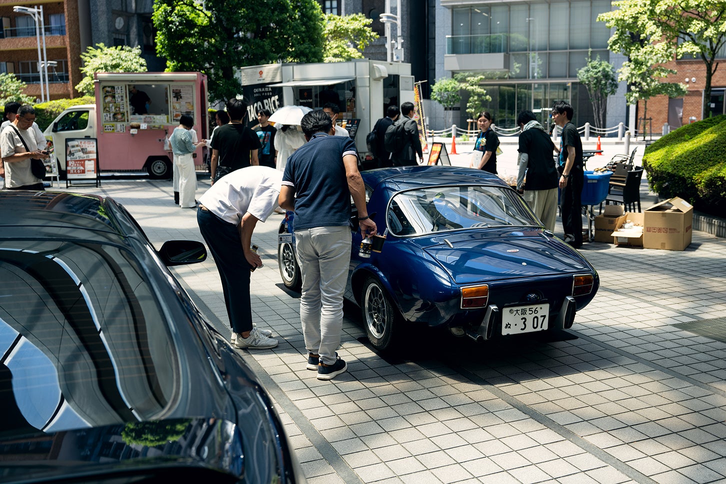 日本自動車会館に集った新旧トヨタ車4台にみなさん興味津々！