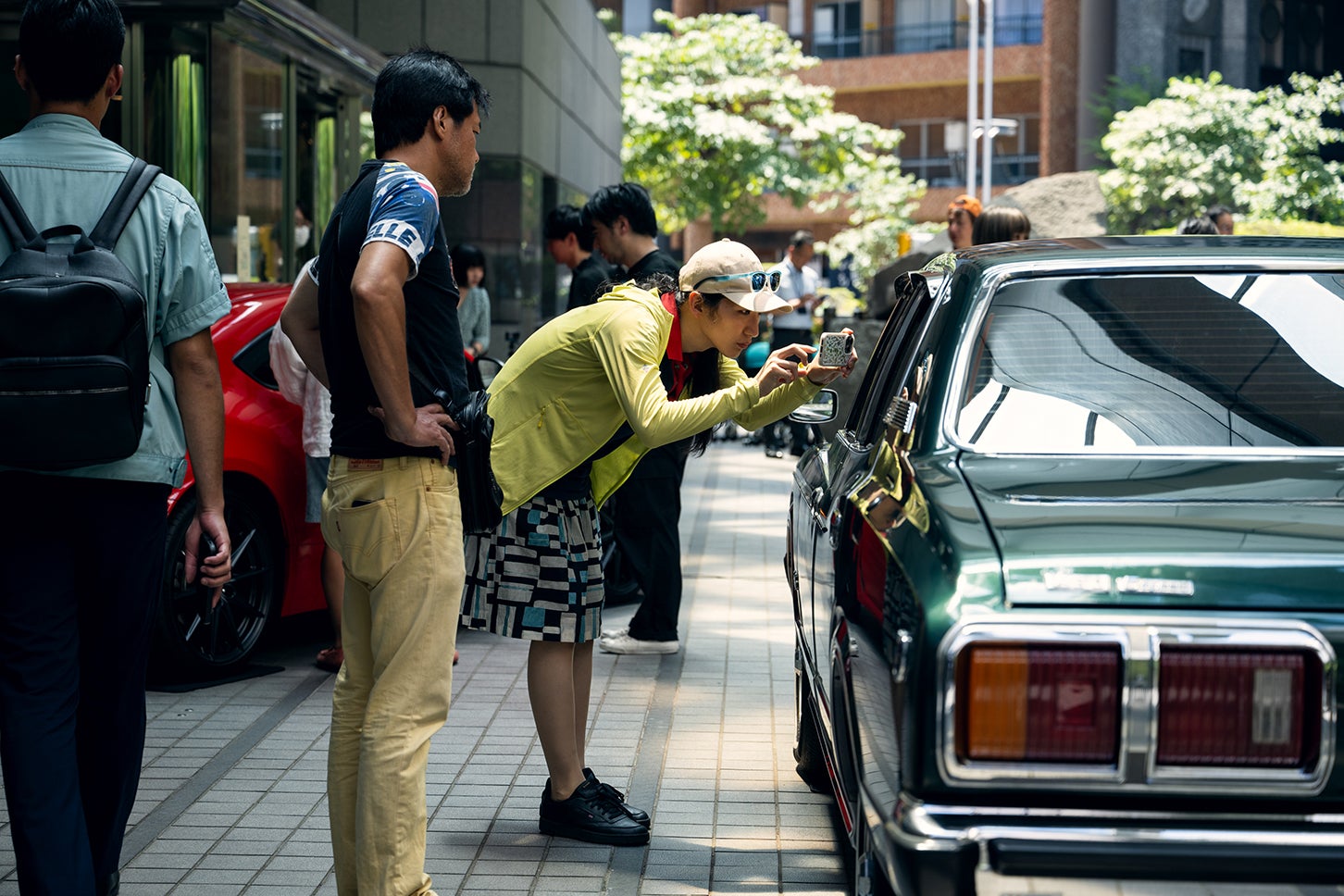 日本自動車会館に集った新旧トヨタ車4台にみなさん興味津々!