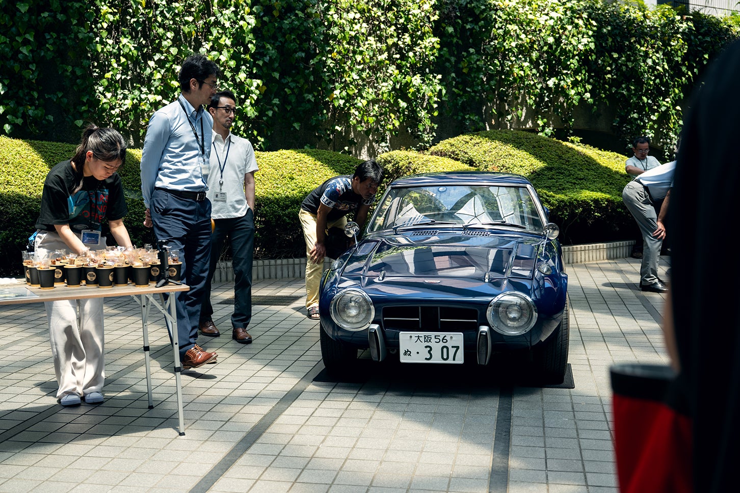 日本自動車会館に集った新旧トヨタ車4台にみなさん興味津々！