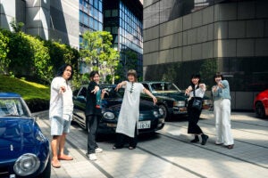 ベテランジャーナリストの嶋田さんも、クルマ好き女子4人を前にしてタジタジ!? 若者パワー炸裂です！