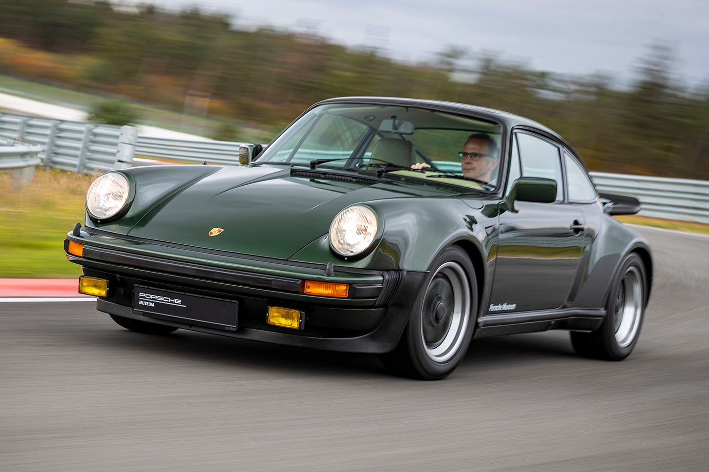 ポルシェ911ターボ3.0（930型）｜1974年発表のいわゆる「930ターボ」。3.0リッターエンジンは260ps/343Nmを発揮し、0-100km/h加速タイムは5.4秒。後期型となる1978年モデルから300ps/412Nmを発揮する3.3リッターエンジンが搭載された
