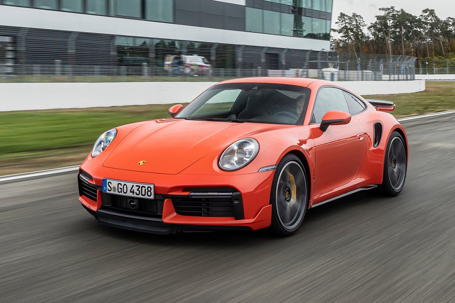 ポルシェ911ターボ（992型）｜現行992型911ターボは2020年7月に発表。3745ccの排気量をもつ水平対向6気筒ツインターボは580ps/750Nmを発揮し、0-100km/h加速を2.8秒（カブリオレは2.9秒）でこなす