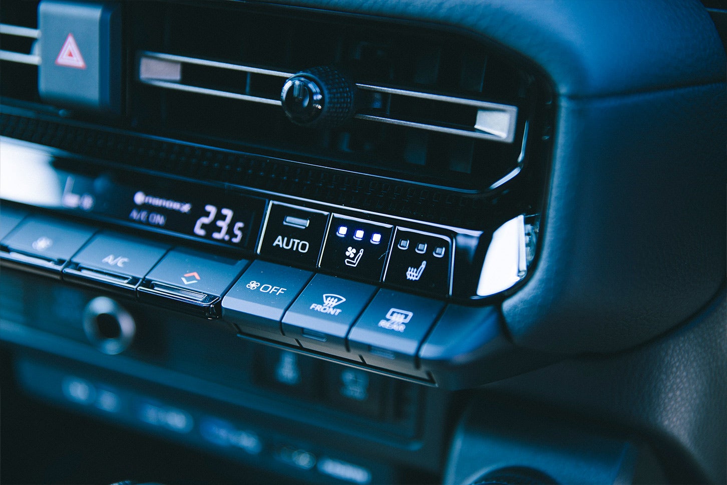 ランクル250では運転席・助手席で独立した温度設定が行えるフルオートエアコンを搭載。