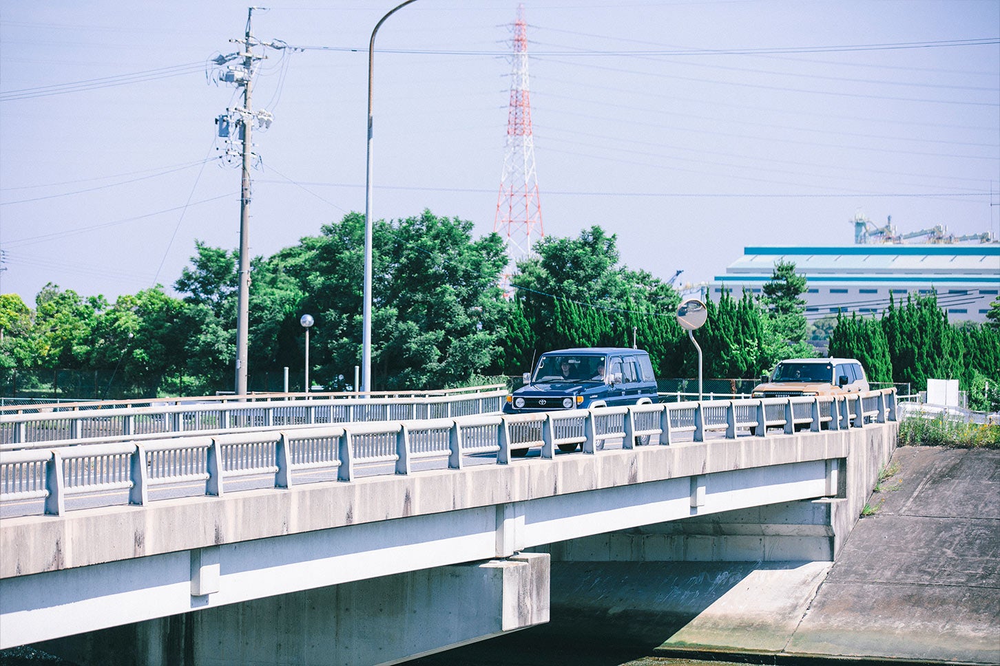 一般道をトコトコ走るのはとても楽しい。それにしてもさすが愛知県。豊田市から少し離れた半田市でも、旧式の70と街中で3～4台ほどすれ違った。