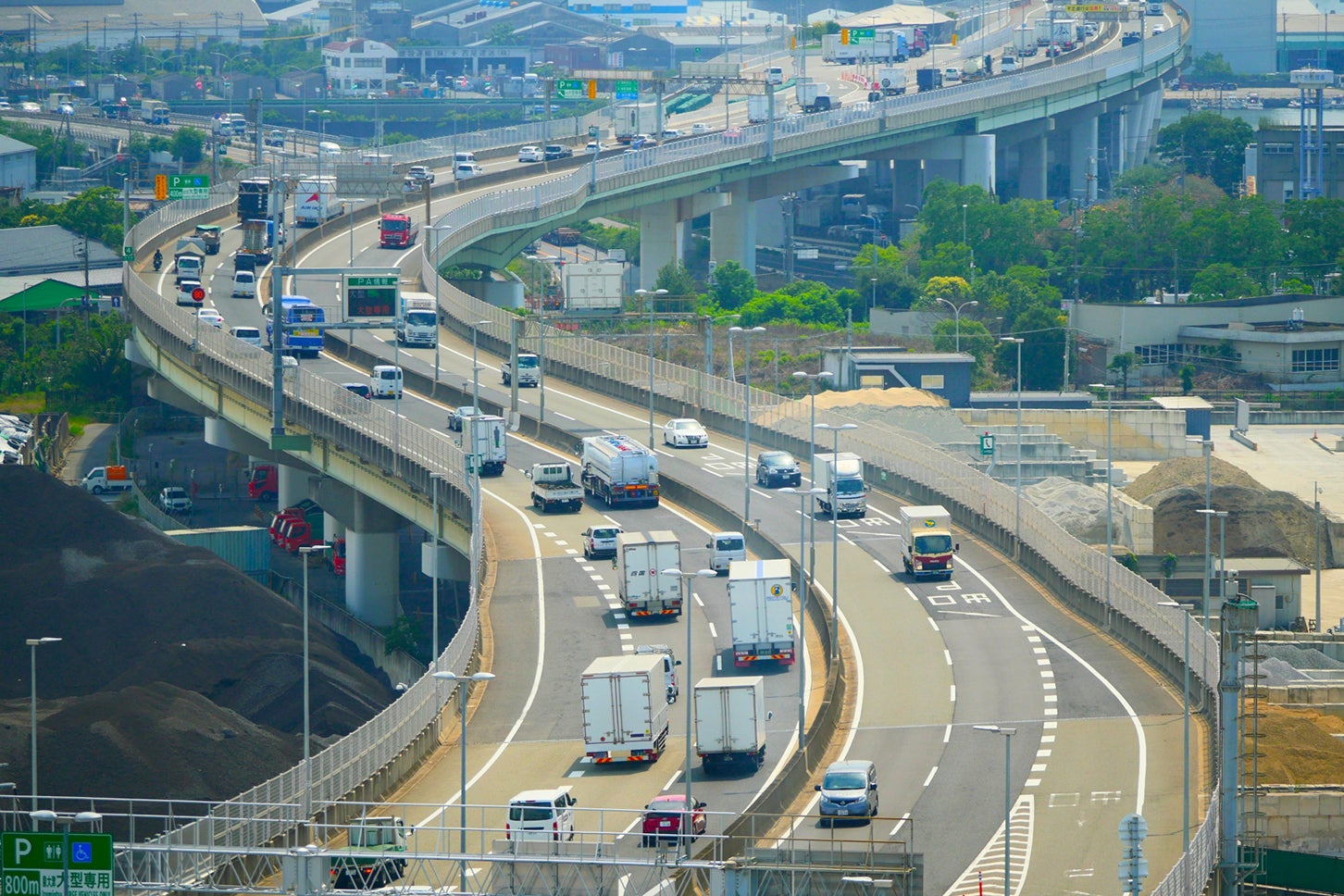 渋滞する高速道路の様子。 写真：(c) chococoffee - photoAC