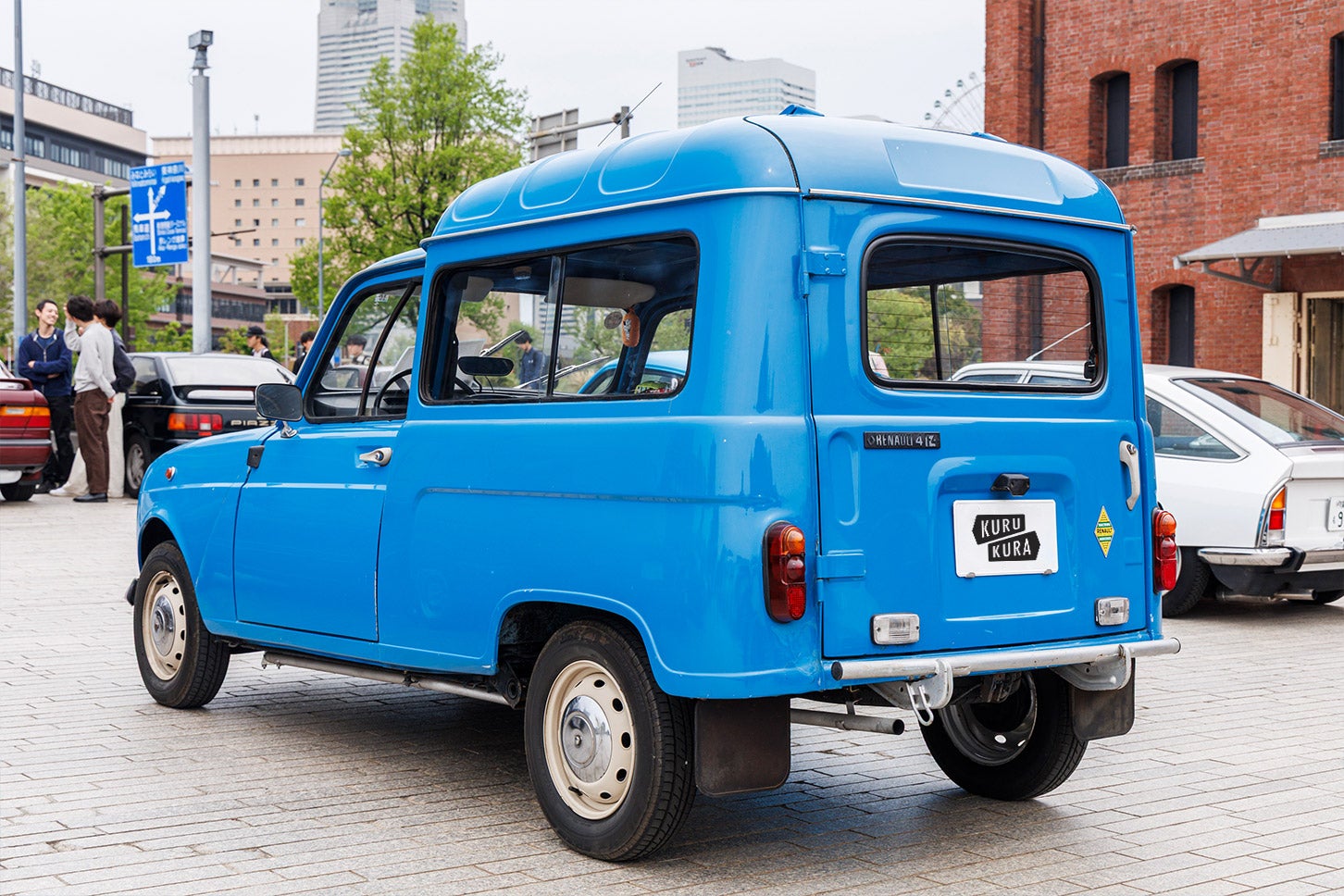 「フルゴネット」はフランス語で「小型貨物車」を意味します。前半分は大衆車、後半分には荷箱を継ぎ足したような構造を持つ、バンタイプのクルマを指します。
