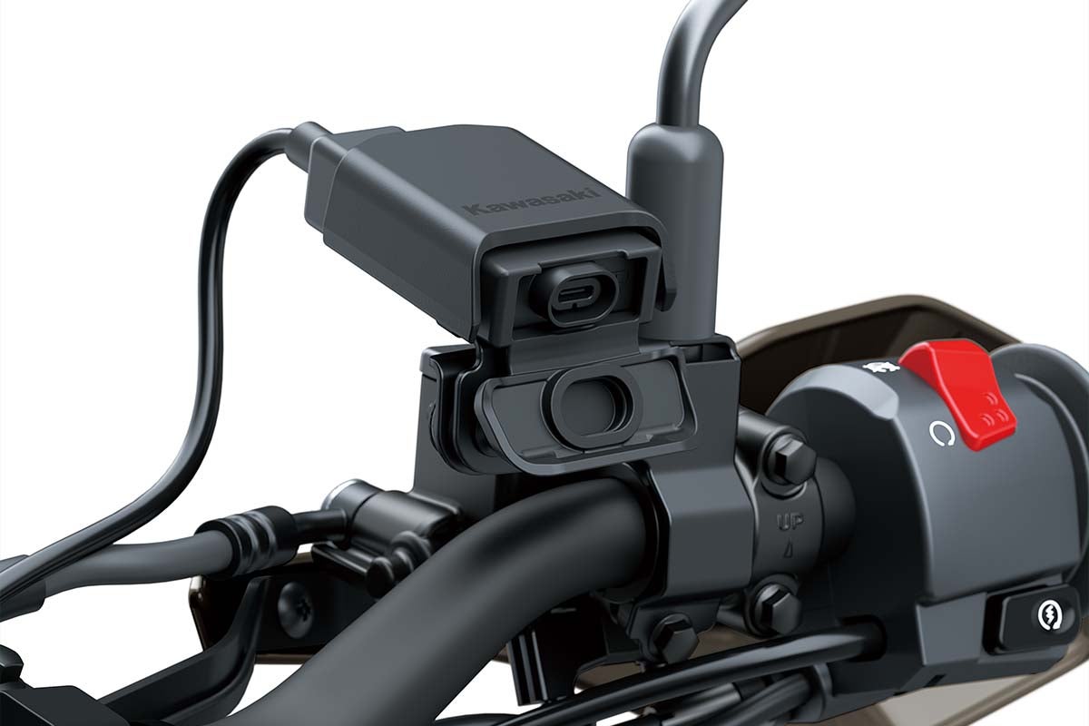 KLX230 DF純正アクセサリーのUSB電源ソケット