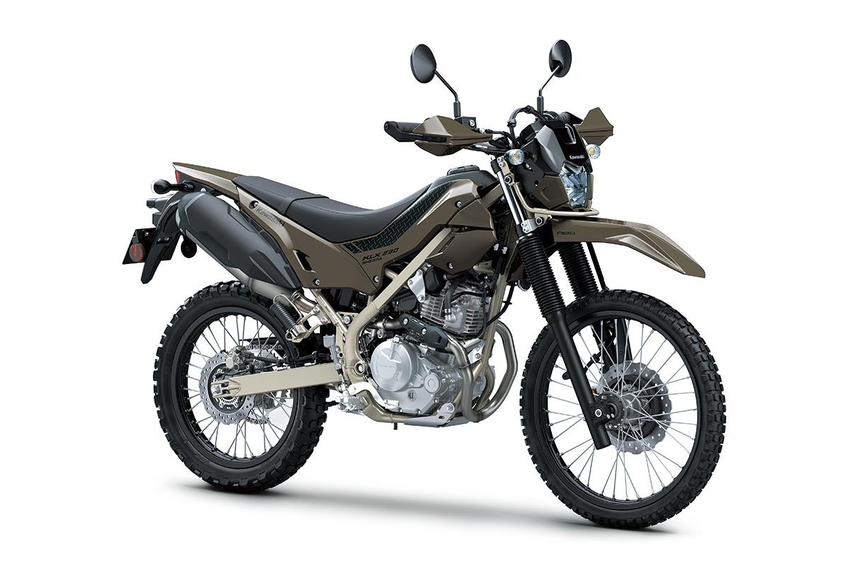KLX230 シェルパ現行モデル。同じ「ミディアムクラウディグレー」だが、各部のブラックアウト仕上げがないと、ここまで印象が変わる。
