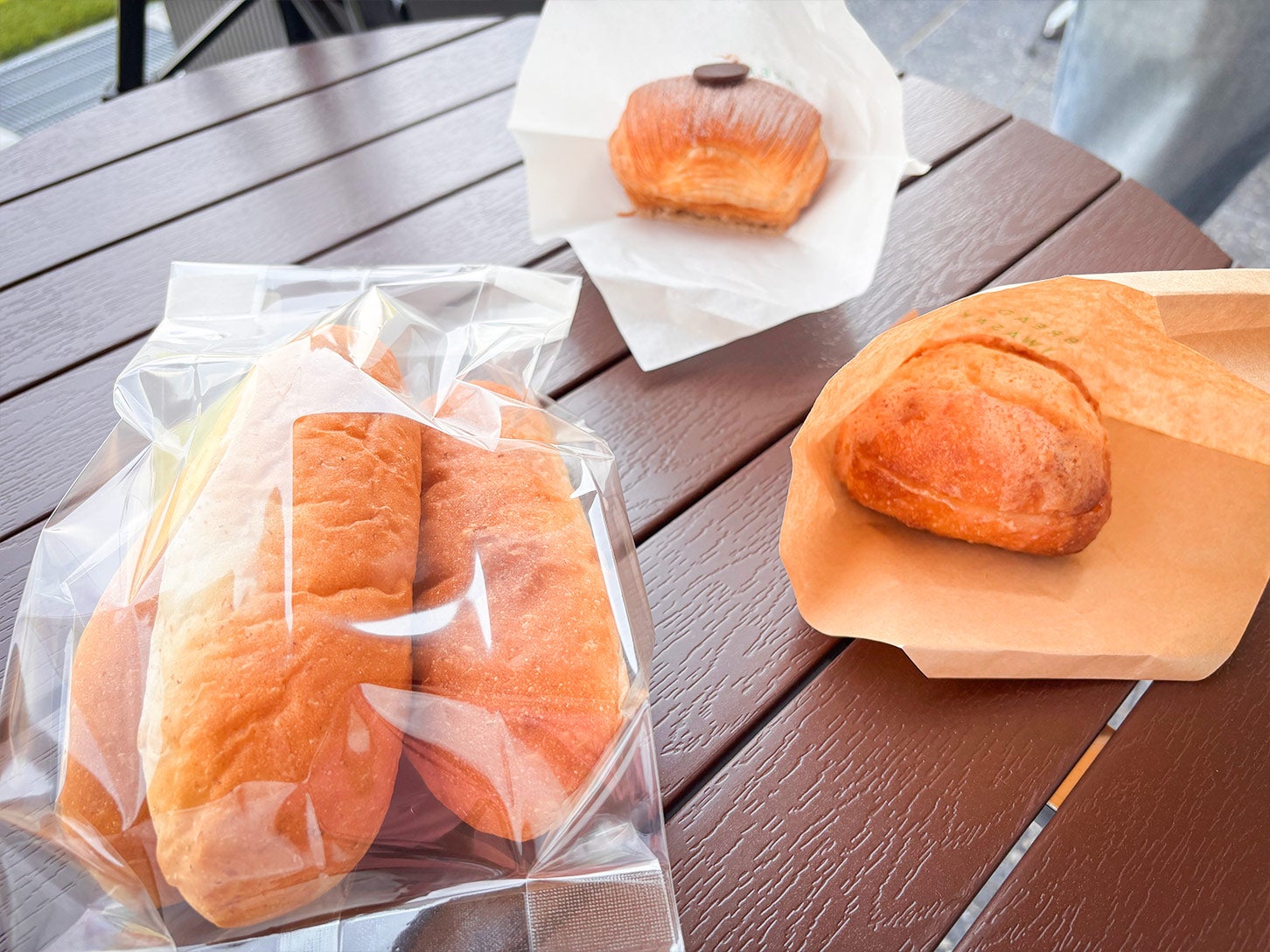 BREAD IWASAKIDAI baseで購入したパンです。イチオシは写真右の不二家とのコラボパン「ミルキーフランス」です。