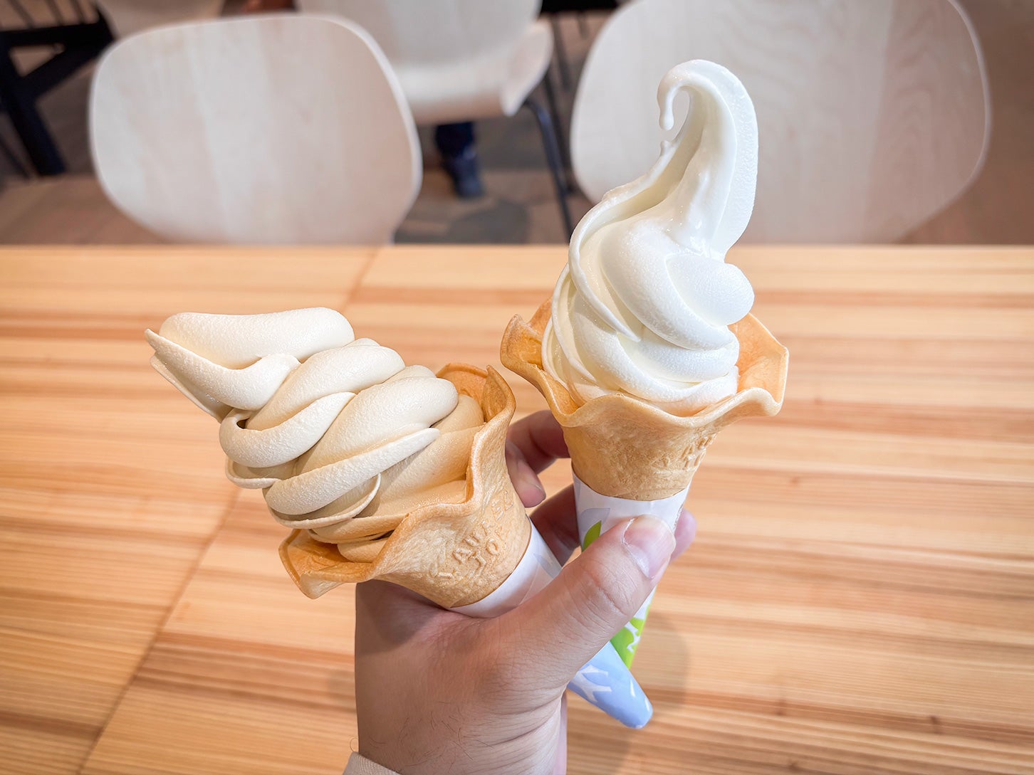 写真左が八丁味噌と常滑牛乳を使用した「味噌ソフト」で、右が「常滑ソフト」です。味噌ソフトはほのかな塩気が甘さを引き立ててくれる、ちょっぴり大人向けな味です。