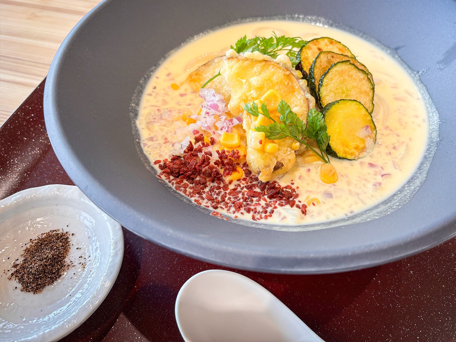 イロドリウドン NISSHIN UDON LABの「冷製コーンポタージュうどん」は税込み1350円。トウモロコシの甘みを活かしたポタージュに和風出汁の旨味を加えた、とっても美味しい期間限定メニューです。